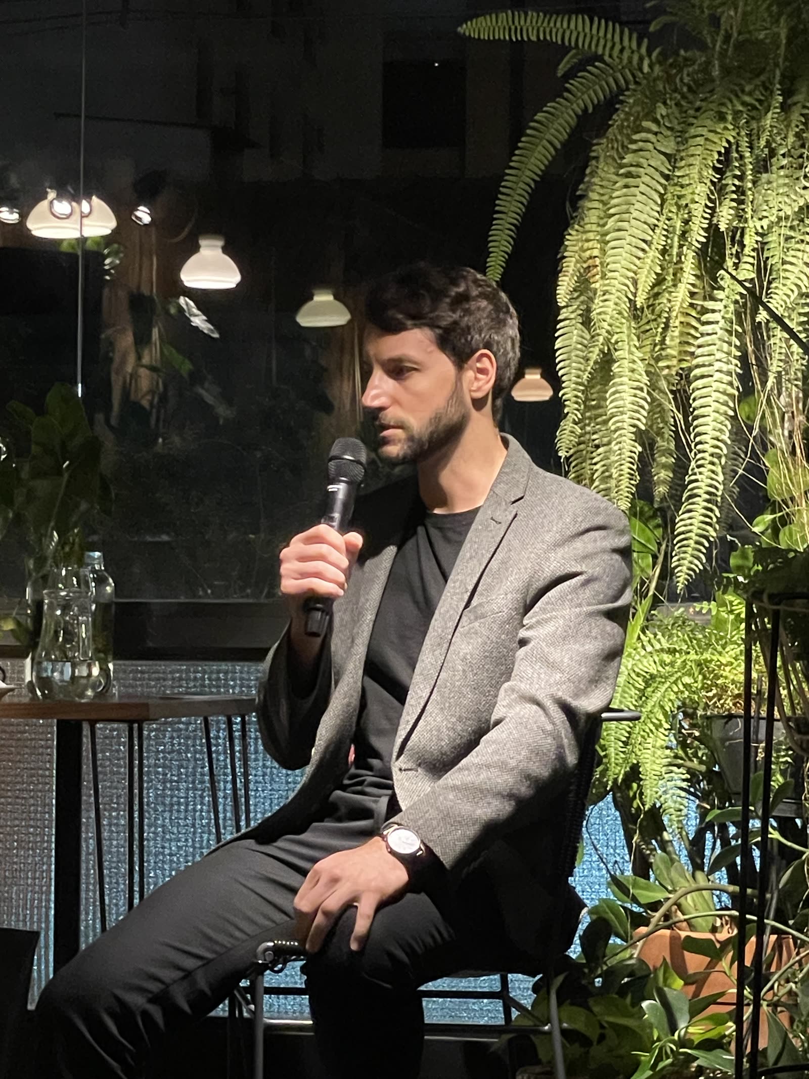 Fabrizio Postiglione falando em um evento