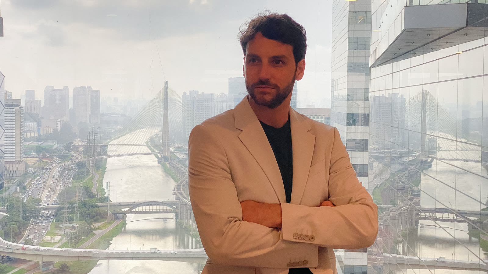 Fabrizio Postiglione diante da vista de São Paulo